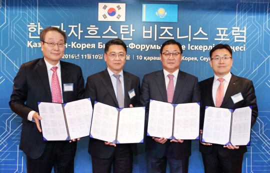 KT는 지난 10일 서울 소공동 롯데호텔에서 전경련 주관으로 열린 '한-카자흐스탄 비즈니스포럼'에서 부산광역시, 카자흐스탄 악토베주, 알파라비 카자흐스탄 국립대학교와 '디지털 헬스케어 공동사업 추진 및 과학·기술·산업 분야 포괄적 협력'을 위한 양해각서(MOU)를 체결했다고 11일 밝혔다. 왼쪽부터 박익민 부산대학교병원 융합의학기술원장, 김윤일 부산광역시 신성장산업국장, 안 예브게니 악토베주 고문, 송재호 KT 미래사업개발단장이 협약을 맺고 기념촬영을 하고 있다. <KT 제공>